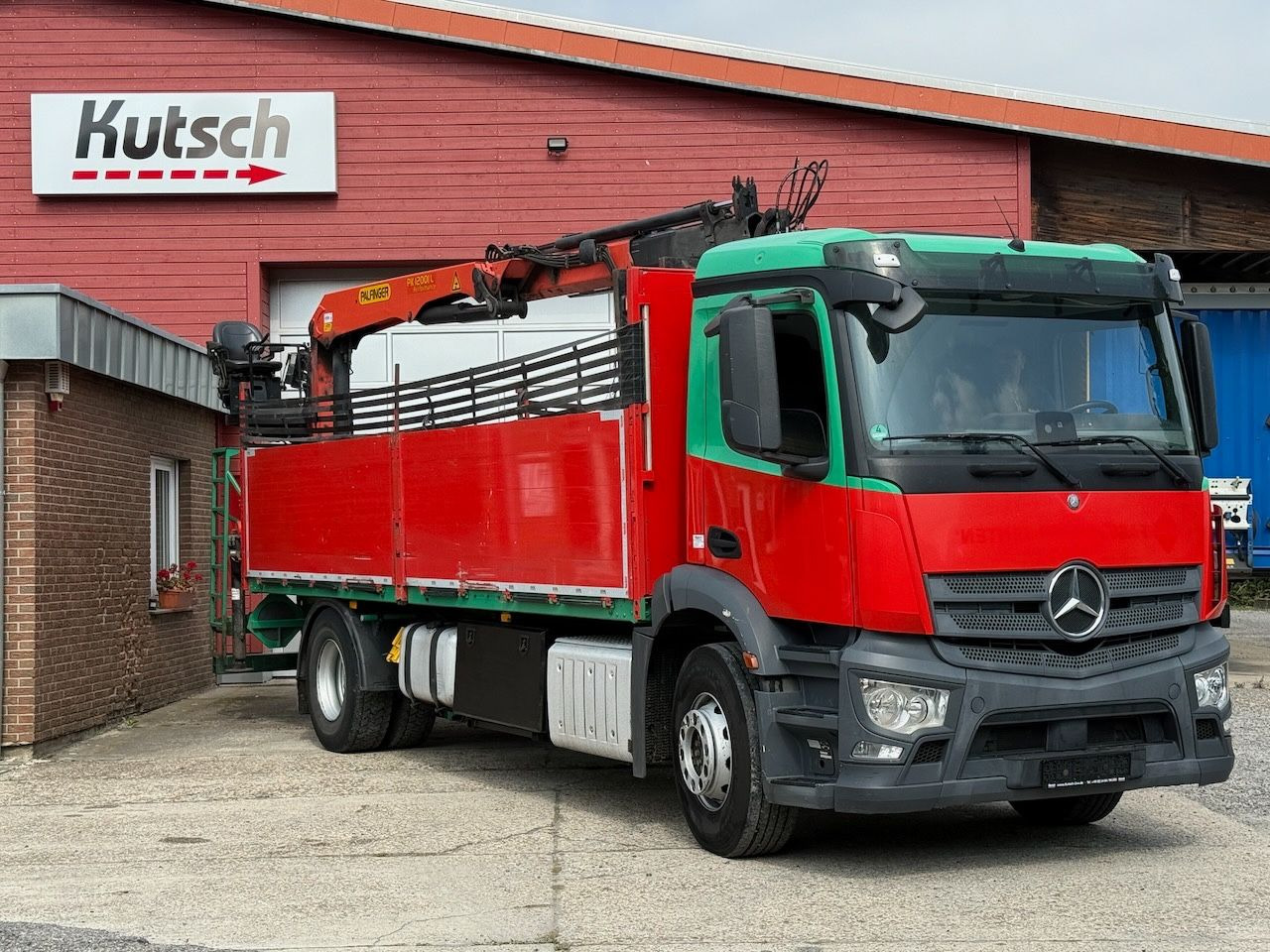 Mercedes-Benz Antos 1832L mit Palfinger PK 12001L Heckkran - Camião de caixa aberta/ Plataforma, Camião grua: foto 2 Mercedes-Benz Antos 1832L mit Palfinger PK 12001L Heckkran - Camião de caixa aberta/ Plataforma, Camião grua: foto 2
