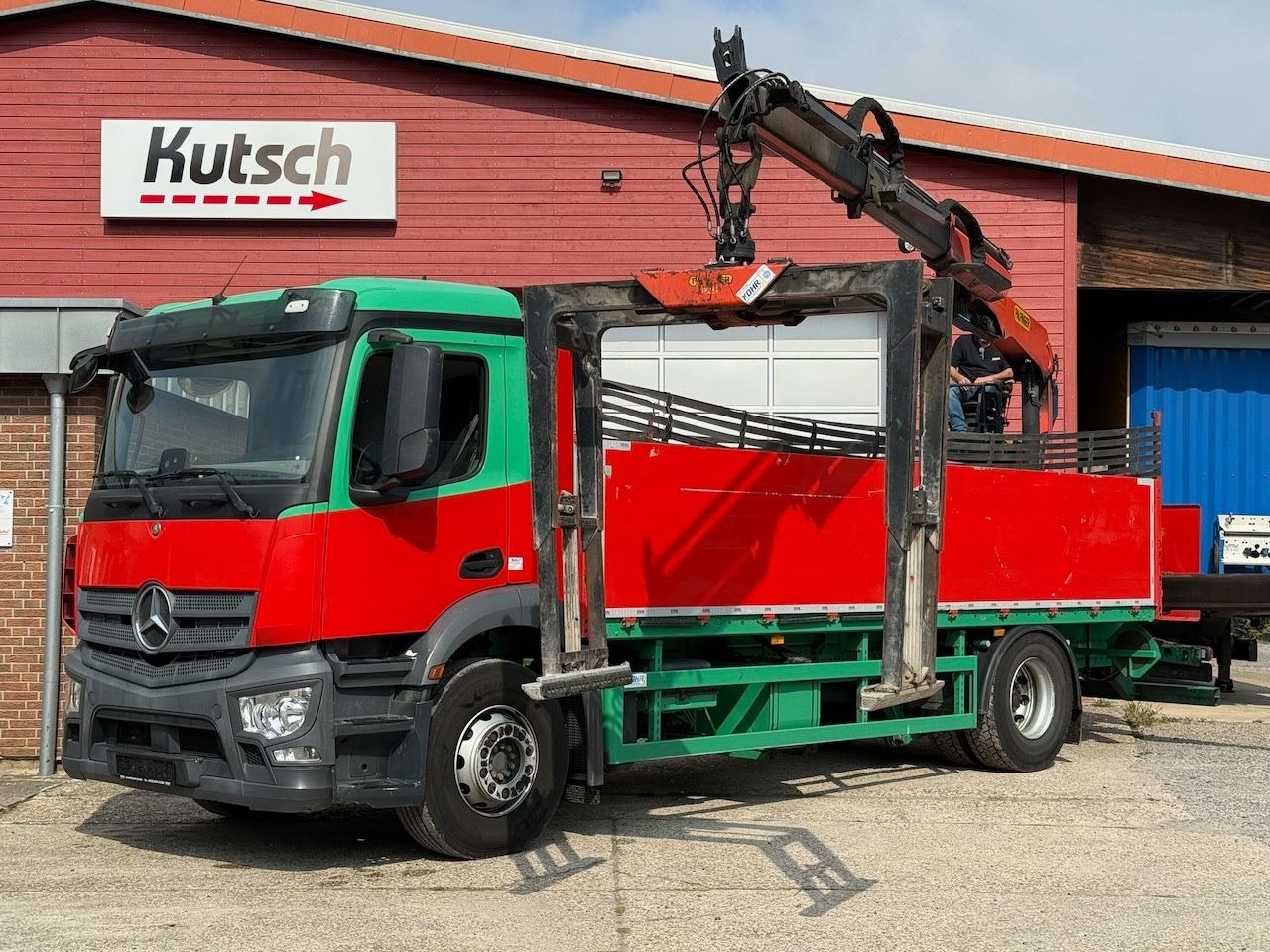 Mercedes-Benz Antos 1832L mit Palfinger PK 12001L Heckkran - Camião de caixa aberta/ Plataforma, Camião grua: foto 1 Mercedes-Benz Antos 1832L mit Palfinger PK 12001L Heckkran - Camião de caixa aberta/ Plataforma, Camião grua: foto 1