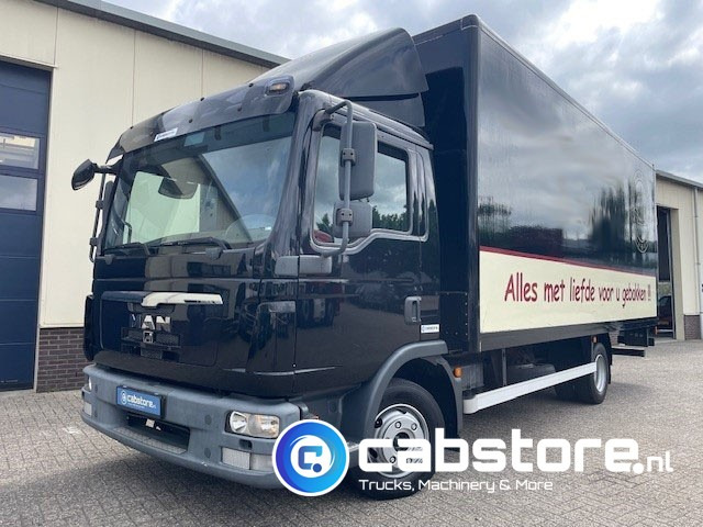 MAN TGL 8.180 4X2 BB Euro 5 - Handgeschakelde versnellingsbak - Laadklep - Bouwjaar 2010 - 3 zitplaatsen - Camião furgão: foto 1 MAN TGL 8.180 4X2 BB Euro 5 - Handgeschakelde versnellingsbak - Laadklep - Bouwjaar 2010 - 3 zitplaatsen - Camião furgão: foto 1