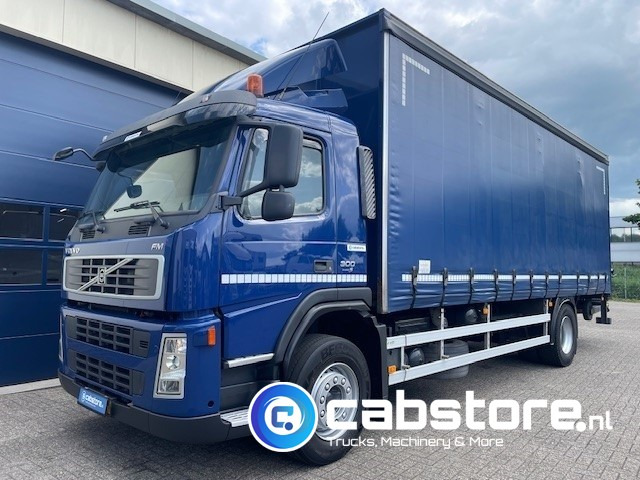 Volvo FM9 4X2R FAL9.0 RAD-A4 Volvo FM300 4x2 Euro 5 bakwagen - Schuifzeilen - Laadklep 2000 kg - Bouwjaar 2008 - Kooi-Aap heftruck - Carrinha de contentor: foto 2 Volvo FM9 4X2R FAL9.0 RAD-A4 Volvo FM300 4x2 Euro 5 bakwagen - Schuifzeilen - Laadklep 2000 kg - Bouwjaar 2008 - Kooi-Aap heftruck - Carrinha de contentor: foto 2