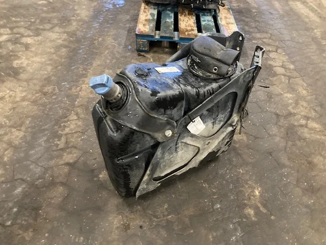 Mercedes A9604701515 – Mercedes adblue tank - Tanque para AdBlue para Camião: foto 2 Mercedes A9604701515 – Mercedes adblue tank - Tanque para AdBlue para Camião: foto 2