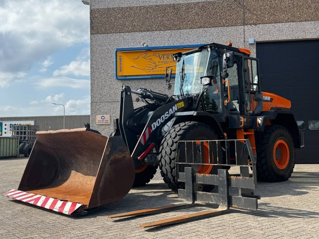 Doosan DEVELON/DOOSAN DL200-7, central lubrication, 2022 - Escavadeira de rodas: foto 1 Doosan DEVELON/DOOSAN DL200-7, central lubrication, 2022 - Escavadeira de rodas: foto 1