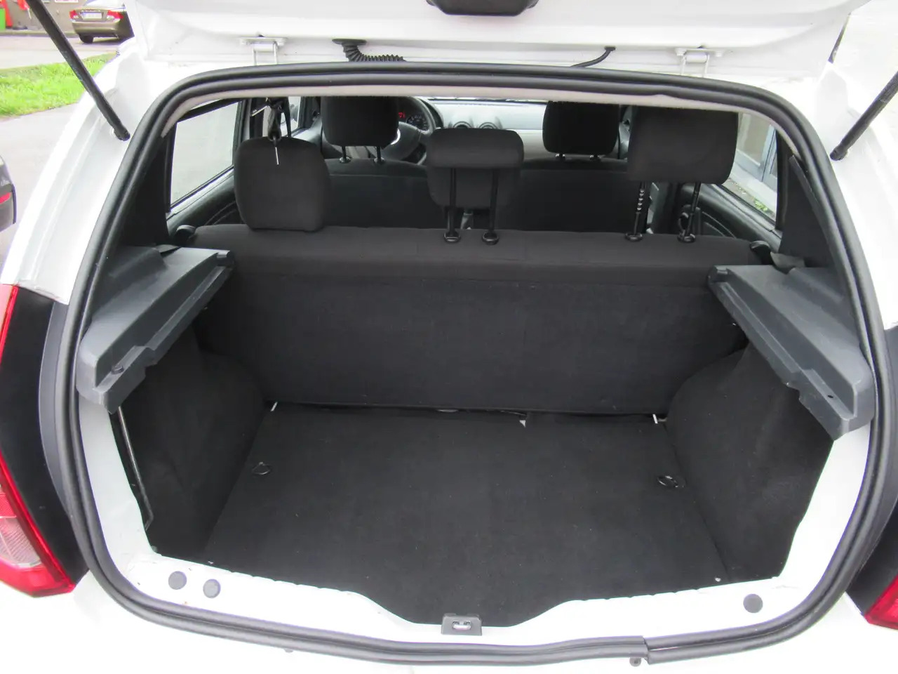 Dacia Sandero Sandero 1.2i Ambiance - Automóvel: foto 5 Dacia Sandero Sandero 1.2i Ambiance - Automóvel: foto 5