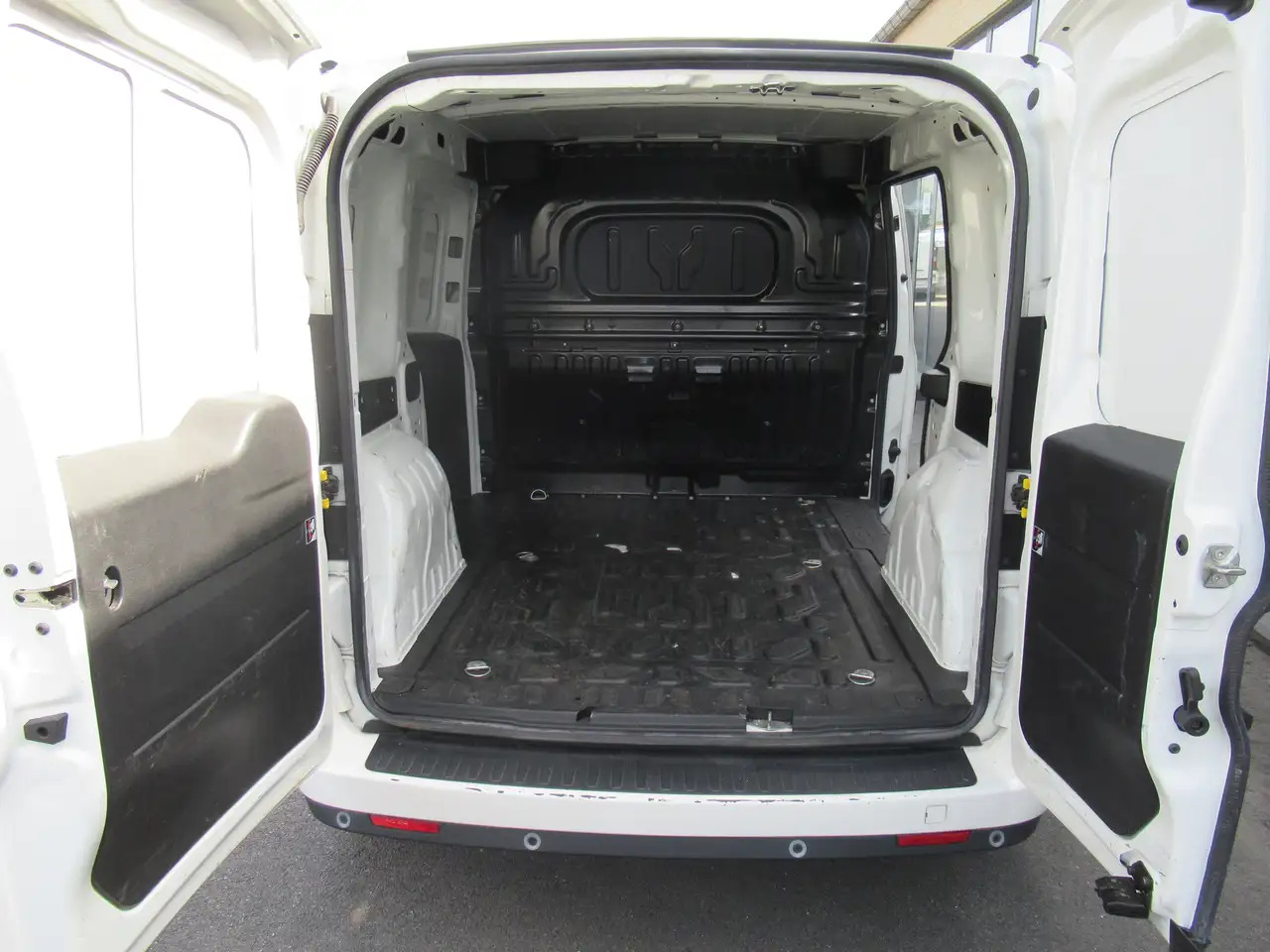 Fiat Doblo CLIM AUTO, NAVI, CRUISE 10500€+TVA/BTW - Furgão compacto: foto 5 Fiat Doblo CLIM AUTO, NAVI, CRUISE 10500€+TVA/BTW - Furgão compacto: foto 5
