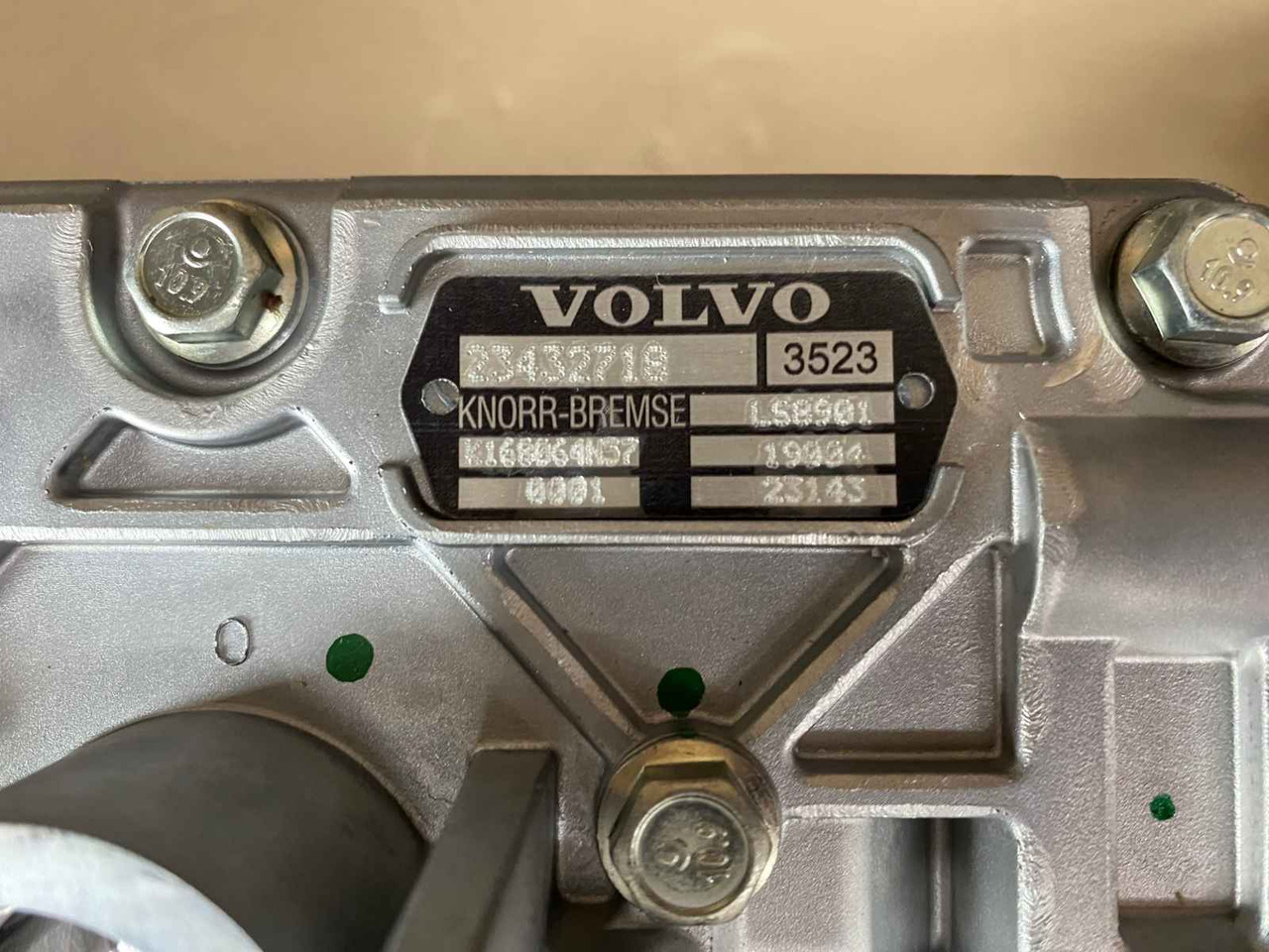 VOLVO AIR COMPRESSOR 23432718 - Compressor, sistema de ar comprimido para Camião: foto 2 VOLVO AIR COMPRESSOR 23432718 - Compressor, sistema de ar comprimido para Camião: foto 2