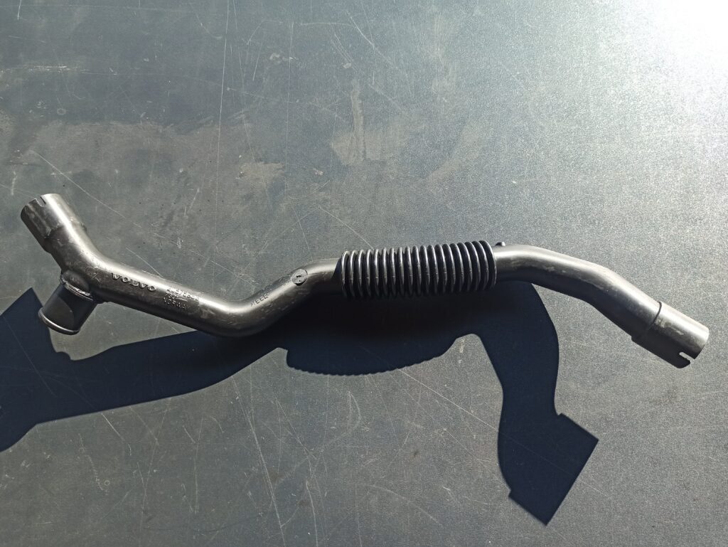 VOLVO OIL FILLER HOSE 20575953 - Motor e peças para Camião: foto 1 VOLVO OIL FILLER HOSE 20575953 - Motor e peças para Camião: foto 1