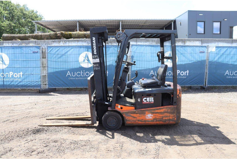 Doosan B15T-5 - Empilhador elétrico: foto 2 Doosan B15T-5 - Empilhador elétrico: foto 2