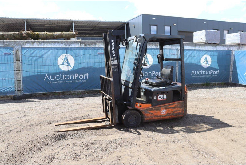 Doosan B15T-5 - Empilhador elétrico: foto 1 Doosan B15T-5 - Empilhador elétrico: foto 1