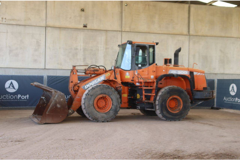 Doosan DL300 - Pá carregadora de rodas: foto 1 Doosan DL300 - Pá carregadora de rodas: foto 1