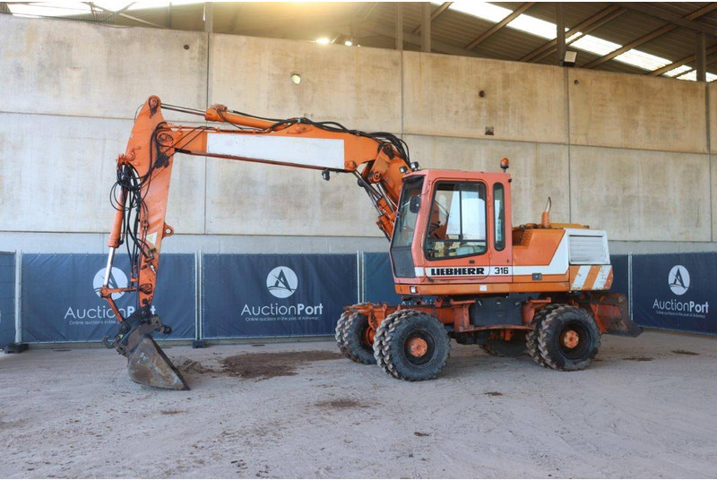 Liebherr A316 - Escavadeira de rodas: foto 1 Liebherr A316 - Escavadeira de rodas: foto 1