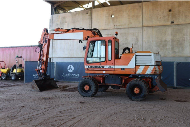 Liebherr A316 - Escavadeira de rodas: foto 3 Liebherr A316 - Escavadeira de rodas: foto 3