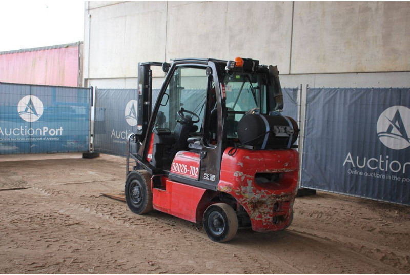 Nissan 25 - Empilhador a gás: foto 3 Nissan 25 - Empilhador a gás: foto 3