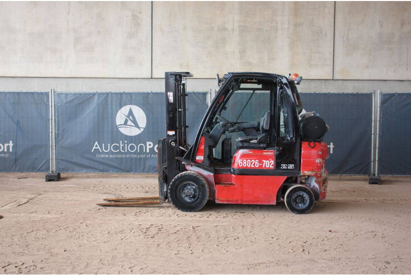 Nissan 25 - Empilhador a gás: foto 2 Nissan 25 - Empilhador a gás: foto 2