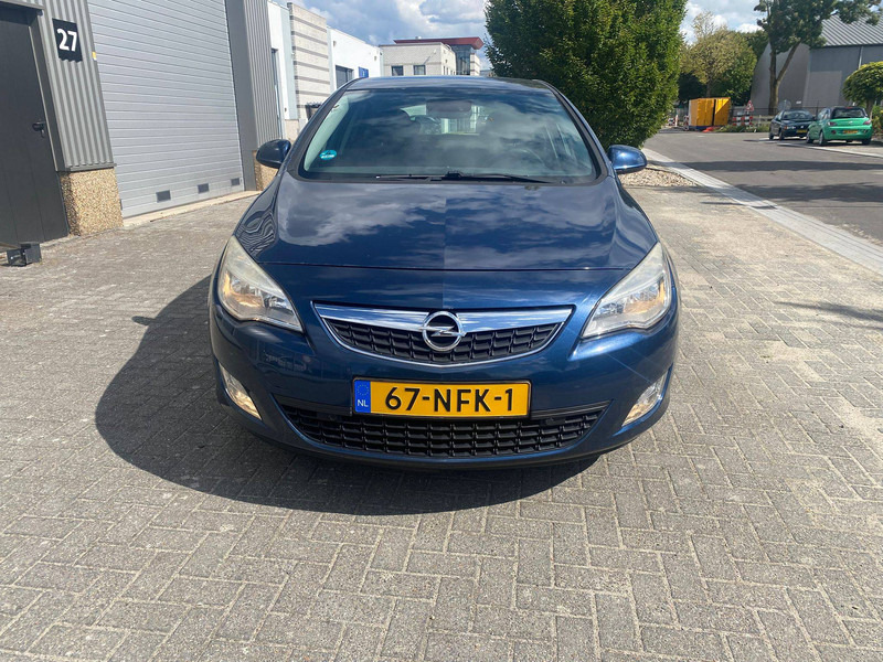 Opel Astra 1.6 - Sedan: foto 4 Opel Astra 1.6 - Sedan: foto 4