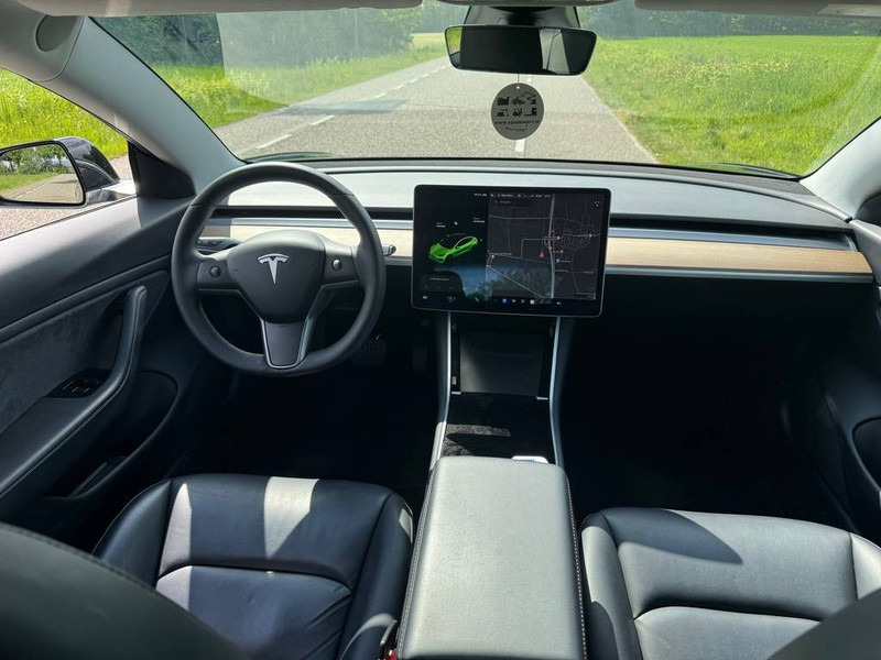 Sedan Tesla Model 3: foto 6