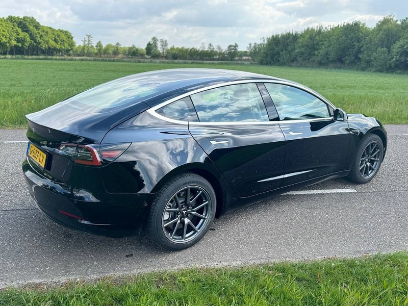 Sedan Tesla Model 3: foto 7