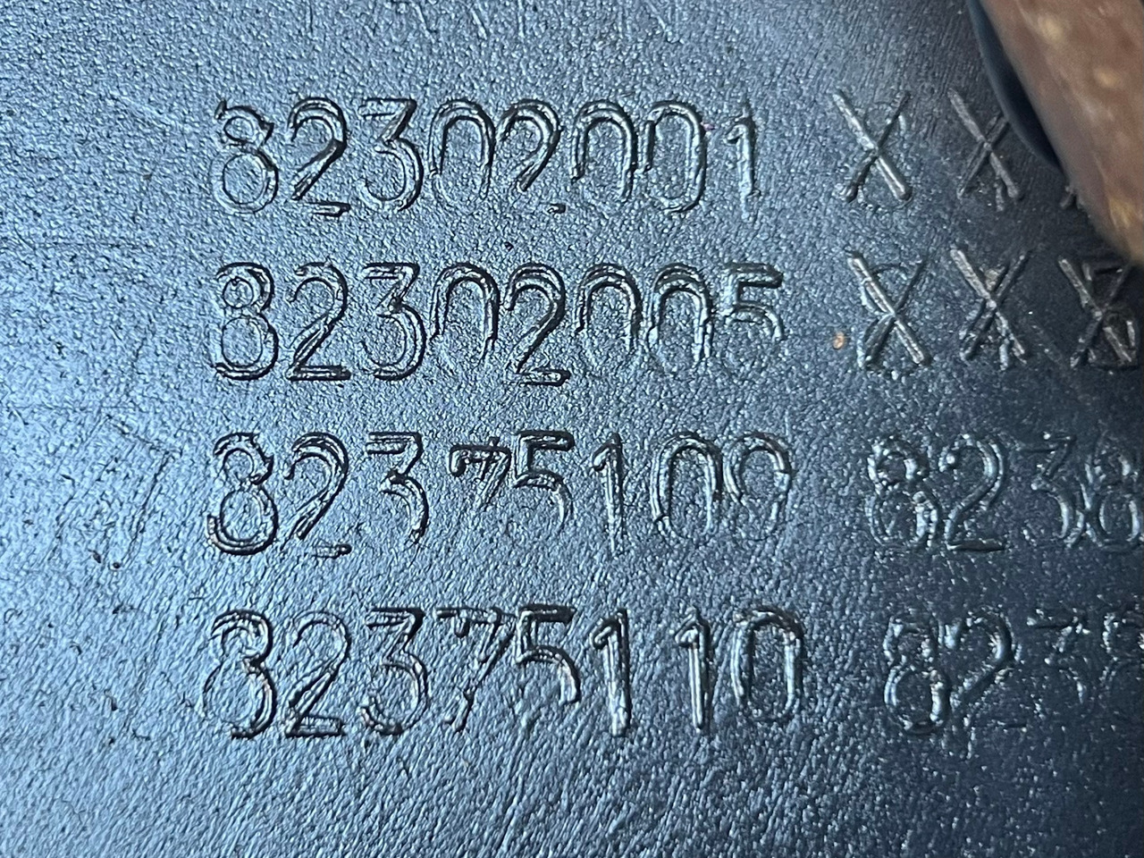 PARABICICLIST STANGA RENAULT T 82302001, 82302005, 82375109, 82375110, 21234571 - Carroceria e exterior para Camião: foto 3 PARABICICLIST STANGA RENAULT T 82302001, 82302005, 82375109, 82375110, 21234571 - Carroceria e exterior para Camião: foto 3