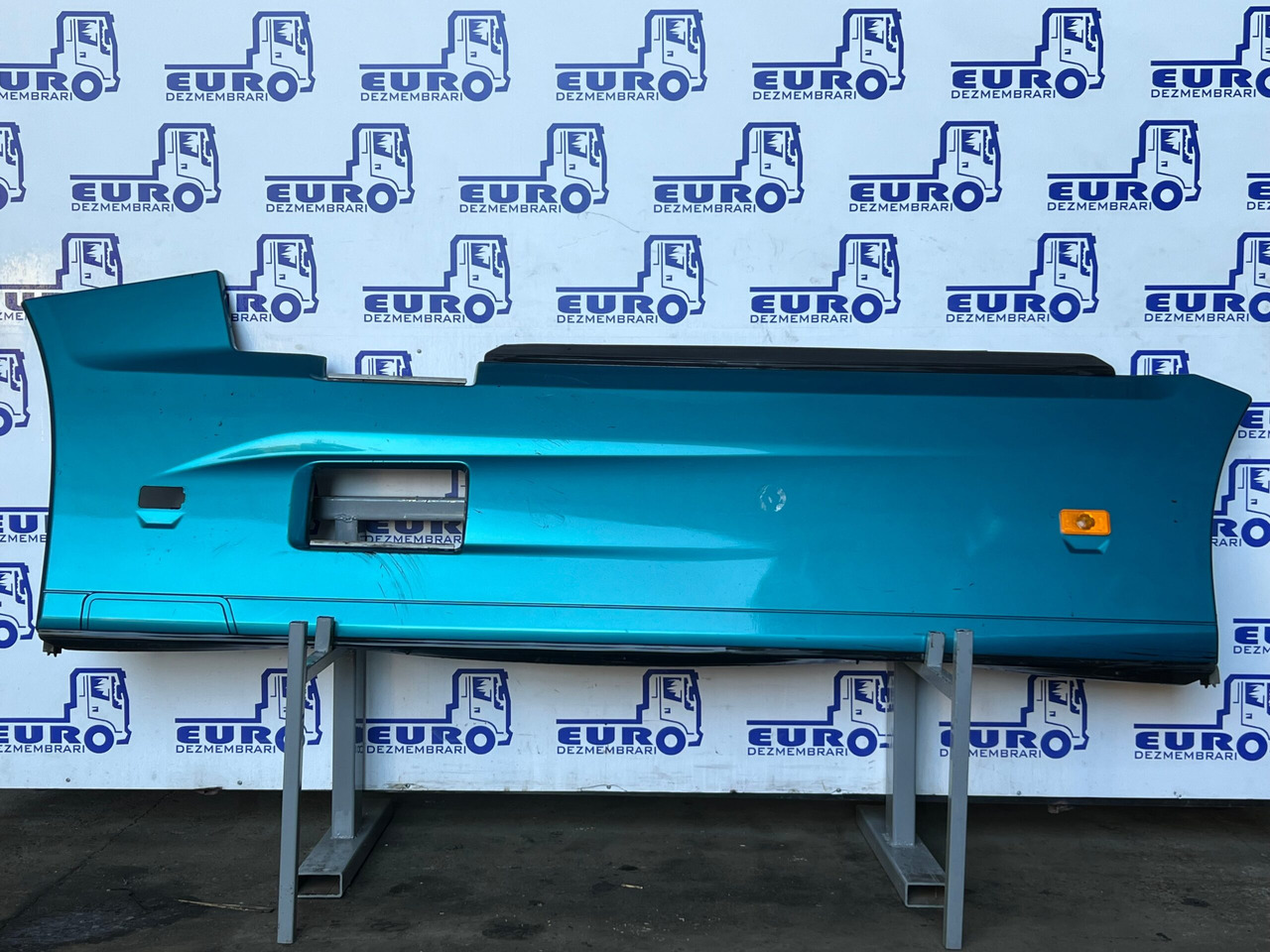 PARABICICLIST STANGA RENAULT T 82302001, 82302005, 82375109, 82375110, 21234571 - Carroceria e exterior para Camião: foto 1 PARABICICLIST STANGA RENAULT T 82302001, 82302005, 82375109, 82375110, 21234571 - Carroceria e exterior para Camião: foto 1