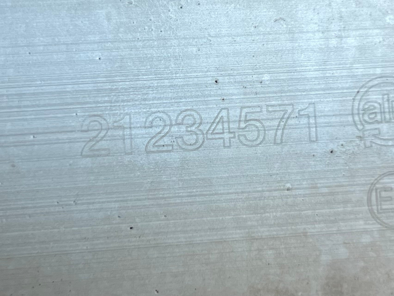 PARABICICLIST STANGA RENAULT T 82302001, 82302005, 82375109, 82375110, 21234571 - Carroceria e exterior para Camião: foto 4 PARABICICLIST STANGA RENAULT T 82302001, 82302005, 82375109, 82375110, 21234571 - Carroceria e exterior para Camião: foto 4