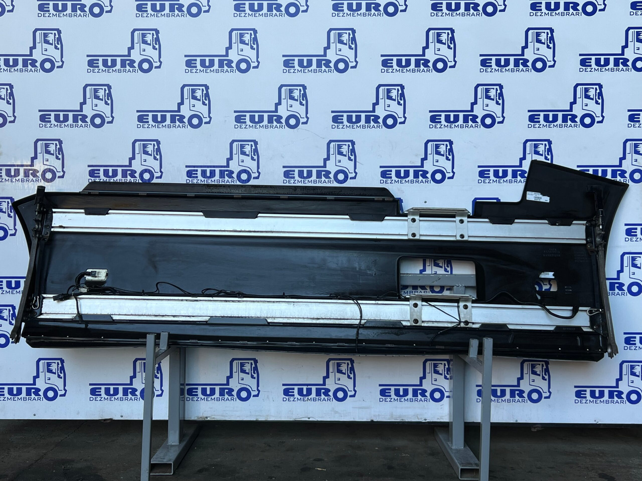 PARABICICLIST STANGA RENAULT T 82302001, 82302005, 82375109, 82375110, 21234571 - Carroceria e exterior para Camião: foto 2 PARABICICLIST STANGA RENAULT T 82302001, 82302005, 82375109, 82375110, 21234571 - Carroceria e exterior para Camião: foto 2