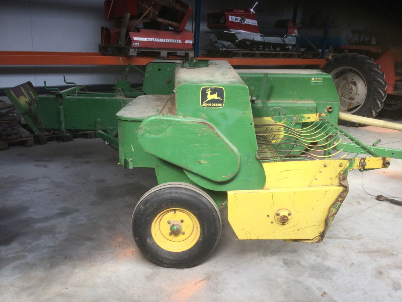 John Deere 336A - Enfardadeira de fardos quadrados: foto 1 John Deere 336A - Enfardadeira de fardos quadrados: foto 1
