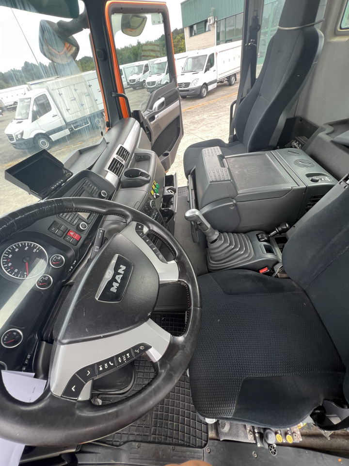 Fotografia de interior 2: Camião polibenne CAMIONN MULTILIF 6X4 MAN 26480