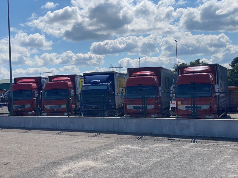 RENAULT 450 CON UNA TAULINER - Camião de lona: foto 1 RENAULT 450 CON UNA TAULINER - Camião de lona: foto 1