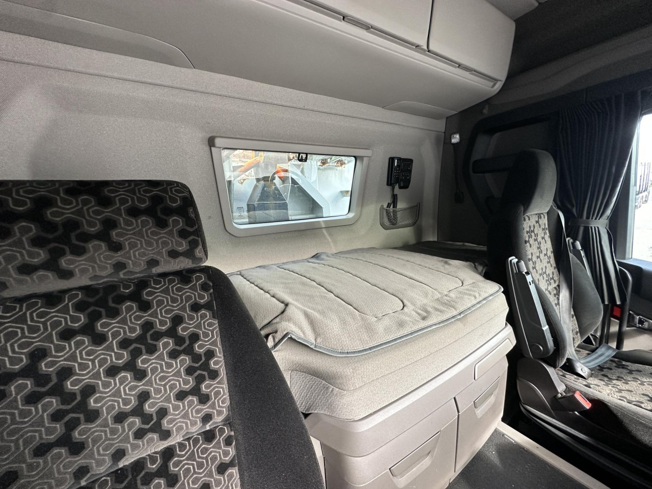 SCANIA R 450 B6x4HA - Camião transportador de contêineres/ Caixa móvel: foto 4 SCANIA R 450 B6x4HA - Camião transportador de contêineres/ Caixa móvel: foto 4