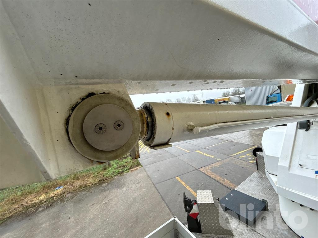 Caminhão com plataforma aérea MAN L2000: foto 50