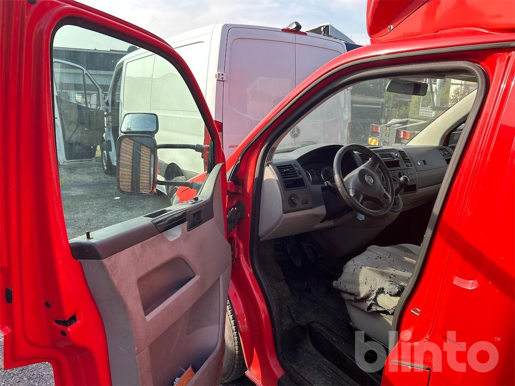 Carrinha de contentor Volkswagen T5 2.0 TDI (2015): foto 47