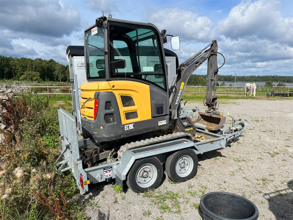 Volvo EC18C med flera redskap och maskinsläp - Mini escavadeira: foto 5 Volvo EC18C med flera redskap och maskinsläp - Mini escavadeira: foto 5