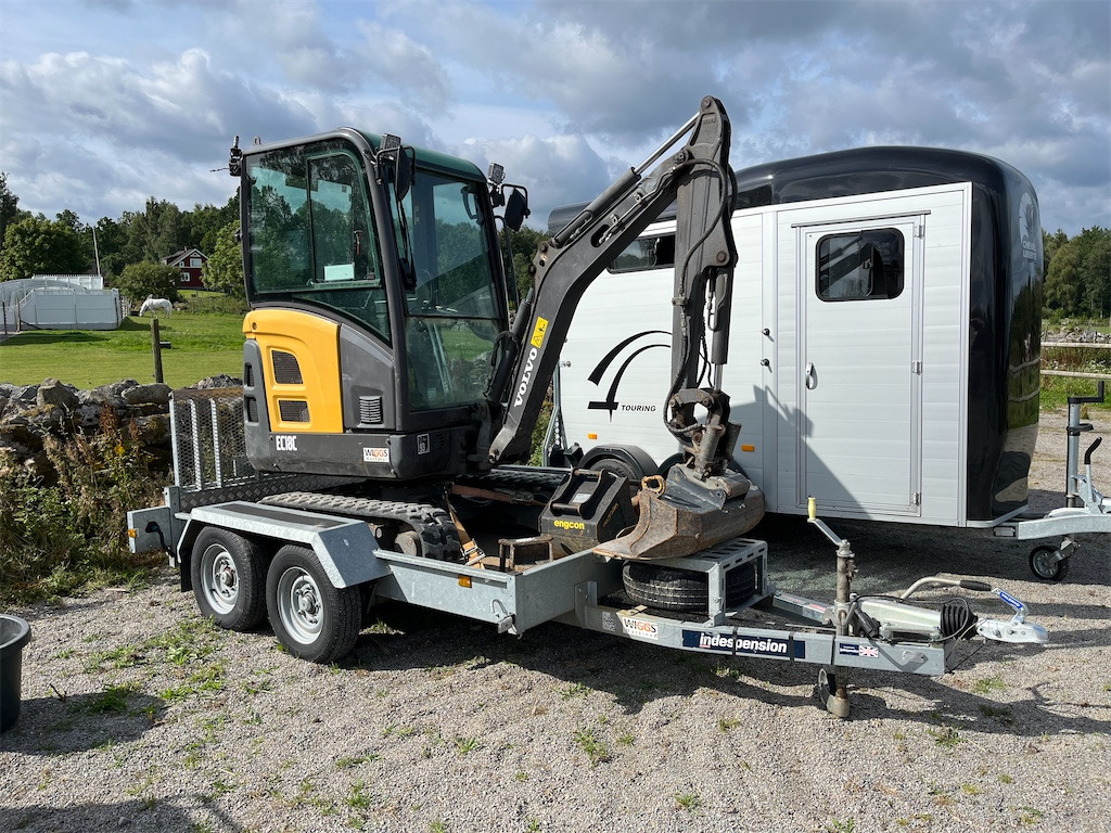 Volvo EC18C med flera redskap och maskinsläp - Mini escavadeira: foto 3 Volvo EC18C med flera redskap och maskinsläp - Mini escavadeira: foto 3