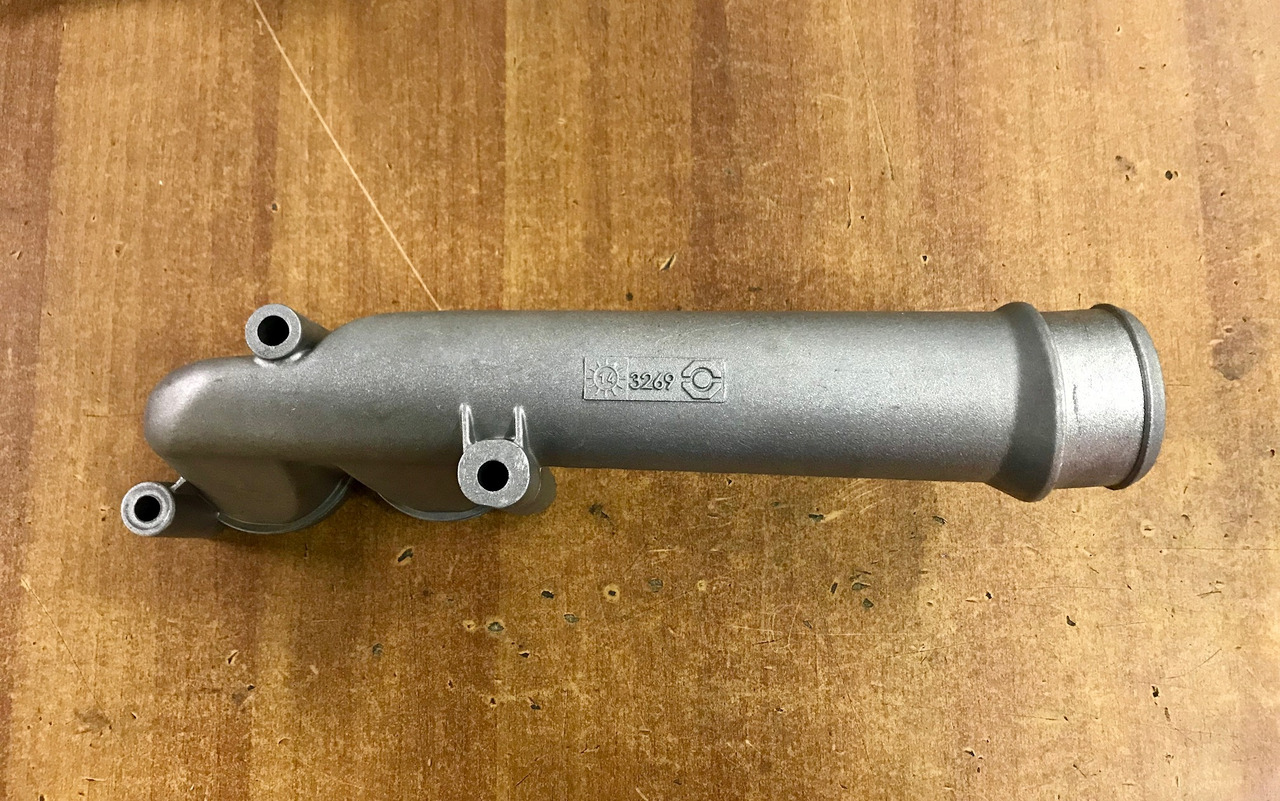 GOMITO LIQUIDO RAFFREDDAMENTO SU SCATOLA TERMOSTATO PER MOTORI MAN D2066 - D2676 - Sistema de arrefecimento para Camião: foto 2 GOMITO LIQUIDO RAFFREDDAMENTO SU SCATOLA TERMOSTATO PER MOTORI MAN D2066 - D2676 - Sistema de arrefecimento para Camião: foto 2