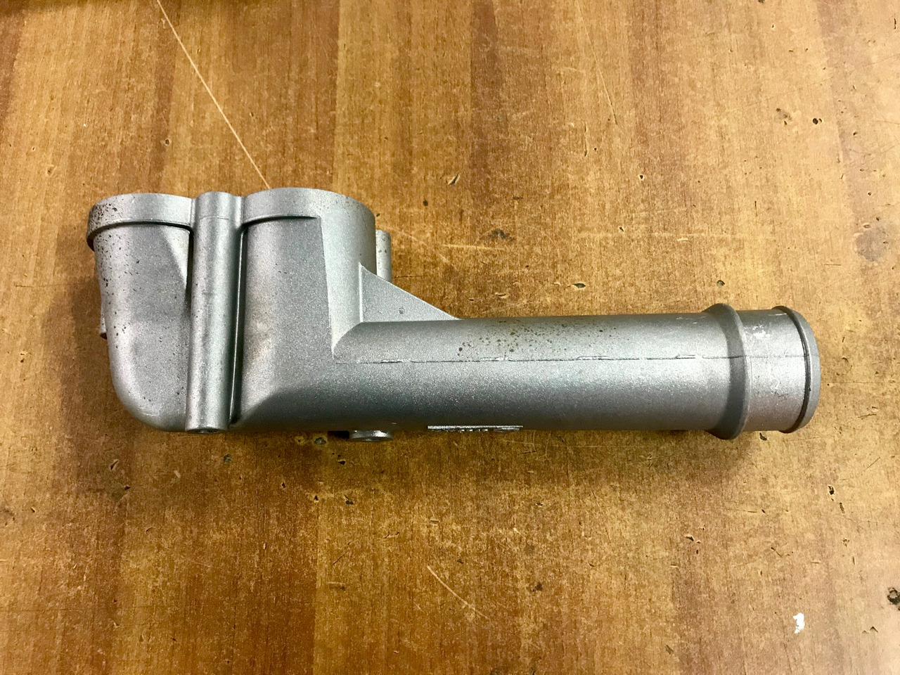 GOMITO LIQUIDO RAFFREDDAMENTO SU SCATOLA TERMOSTATO PER MOTORI MAN D2066 - D2676 - Sistema de arrefecimento para Camião: foto 1 GOMITO LIQUIDO RAFFREDDAMENTO SU SCATOLA TERMOSTATO PER MOTORI MAN D2066 - D2676 - Sistema de arrefecimento para Camião: foto 1