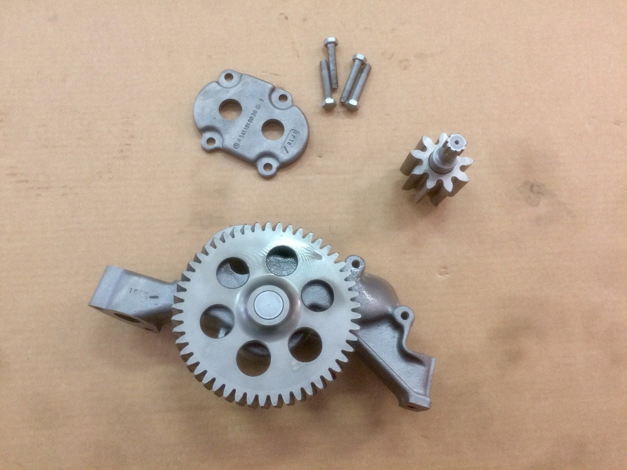 POMPA OLIO MOTORE MERCEDES OM457HLA - Bomba de óleo para Camião: foto 3 POMPA OLIO MOTORE MERCEDES OM457HLA - Bomba de óleo para Camião: foto 3