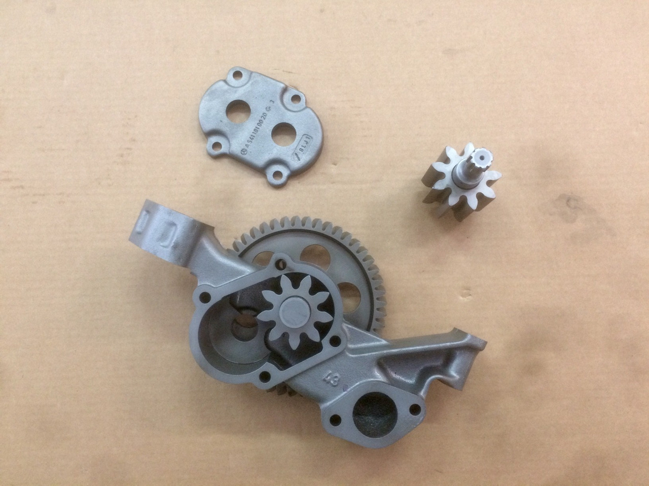 POMPA OLIO MOTORE MERCEDES OM457HLA - Bomba de óleo para Camião: foto 2 POMPA OLIO MOTORE MERCEDES OM457HLA - Bomba de óleo para Camião: foto 2