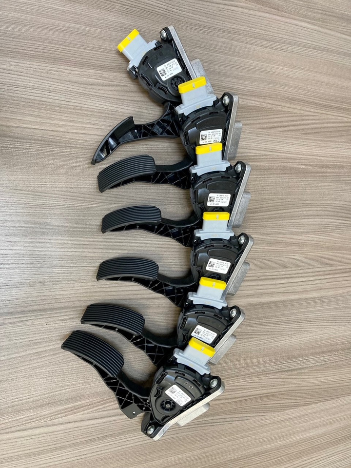 SENSORE POSIZIONE DEL PEDALE - MAN 81259706103 - HELLA 6PV 009 371-00 / 6PV 009 371-711 - Pedal para Camião: foto 5 SENSORE POSIZIONE DEL PEDALE - MAN 81259706103 - HELLA 6PV 009 371-00 / 6PV 009 371-711 - Pedal para Camião: foto 5