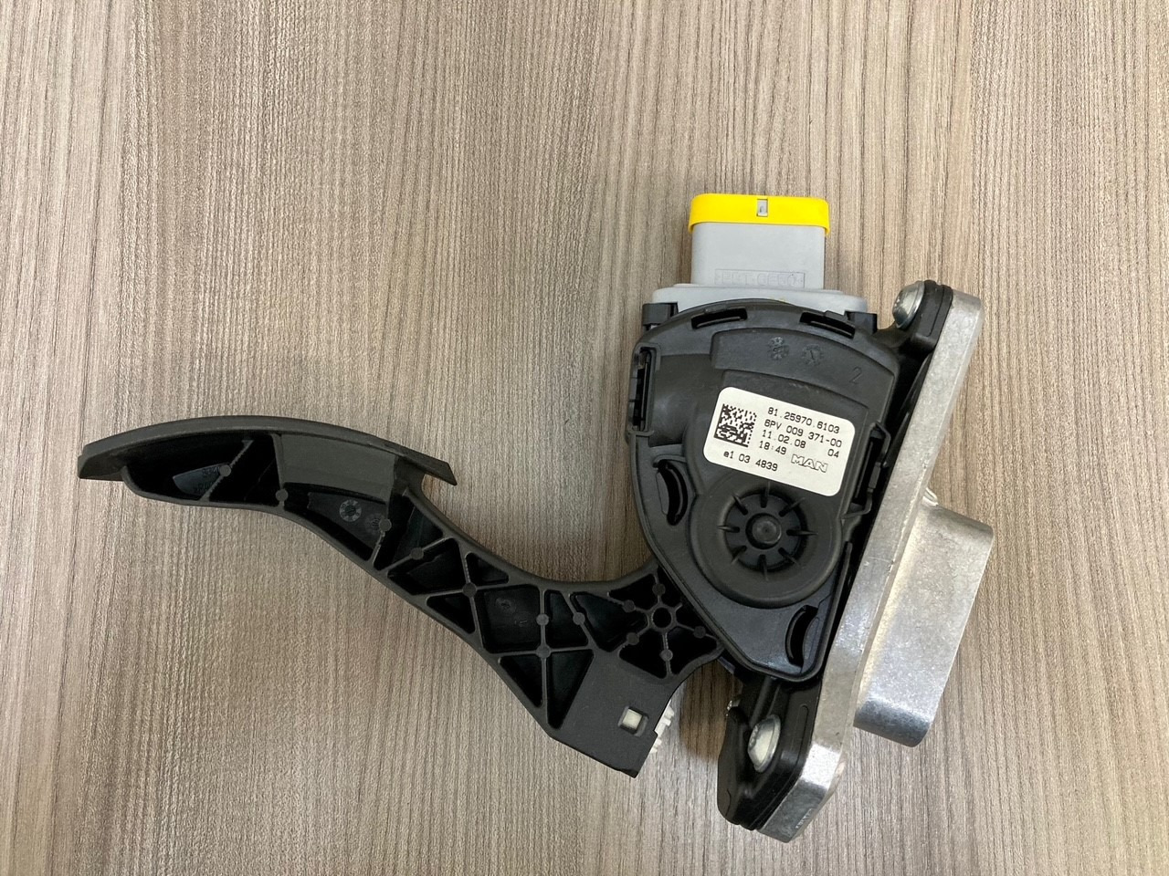 SENSORE POSIZIONE DEL PEDALE - MAN 81259706103 - HELLA 6PV 009 371-00 / 6PV 009 371-711 - Pedal para Camião: foto 2 SENSORE POSIZIONE DEL PEDALE - MAN 81259706103 - HELLA 6PV 009 371-00 / 6PV 009 371-711 - Pedal para Camião: foto 2