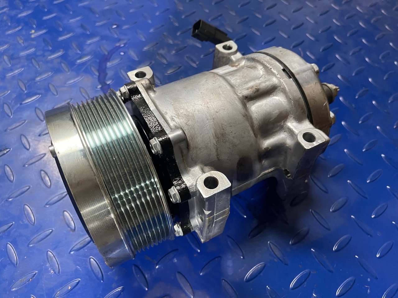 CAT 320-1291 Clima compressor - Compressor de ar condicionado para Máquina de construção: foto 1 CAT 320-1291 Clima compressor - Compressor de ar condicionado para Máquina de construção: foto 1