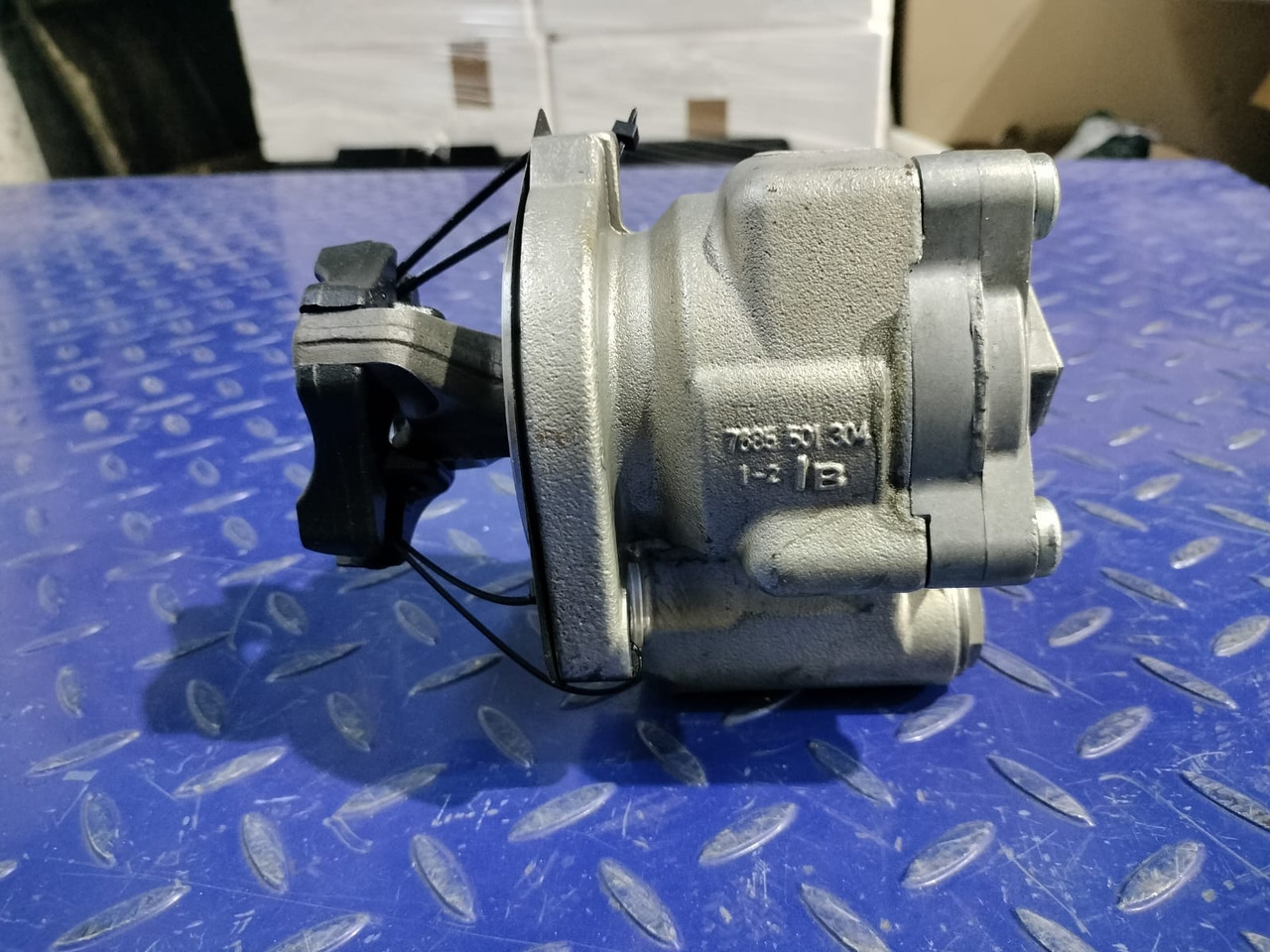 MERCEDES-BENZ - Bomba de direção para Camião: foto 1 MERCEDES-BENZ - Bomba de direção para Camião: foto 1