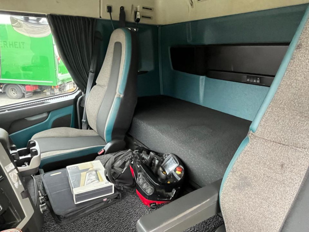 VOLVO (S) Truck FM 420 6x2 Pritsche Heckkran 27m t,Funk,Jib ,E6 - Camião de caixa aberta/ Plataforma, Camião grua: foto 3 VOLVO (S) Truck FM 420 6x2 Pritsche Heckkran 27m t,Funk,Jib ,E6 - Camião de caixa aberta/ Plataforma, Camião grua: foto 3