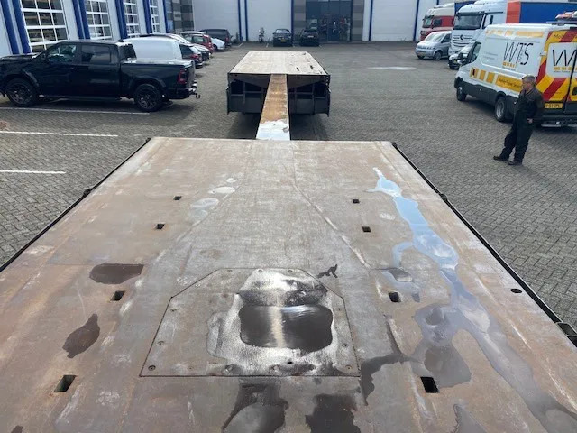 Floor robuuste vlakke oplegger ,uitschuifbaar, ,stuurassen, 20 mtr met stalen bodem/frame. kranenprofiel. - Semi-reboque plataforma/ Caixa aberta: foto 2 Floor robuuste vlakke oplegger ,uitschuifbaar, ,stuurassen, 20 mtr met stalen bodem/frame. kranenprofiel. - Semi-reboque plataforma/ Caixa aberta: foto 2