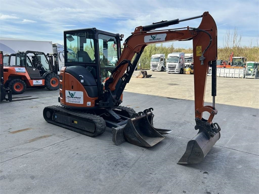 Hitachi ZX33U-6 (7740) - Mini escavadeira: foto 4 Hitachi ZX33U-6 (7740) - Mini escavadeira: foto 4